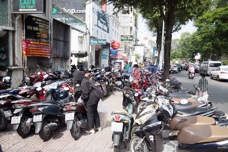 Bài toán nào để giành lại vỉa hè